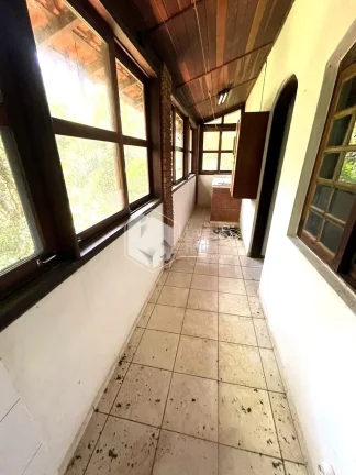 Imagem CASA À VENDA COM TERRENO DE 1500 M², POÇO ARTESIANO, 4 DORMS (2 SUITES), 3 SALAS, SENDO 1 COM LAREIRA, COZINHA COM ARMÁRIOS E DISPENSA, MAIRIPORÃ, SP.