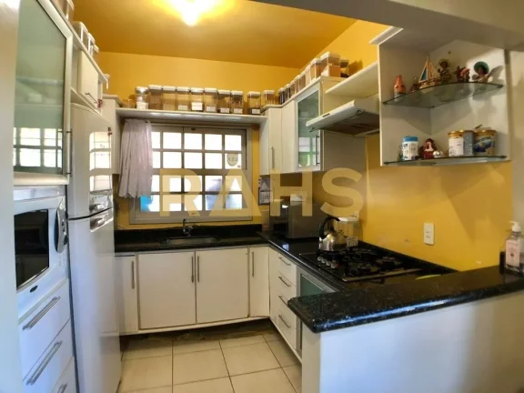 Imagem Sobrado com 2 suítes e 1 quarto, ampla área gourmet com churrasqueira e piscina, 2 vagas de garage...