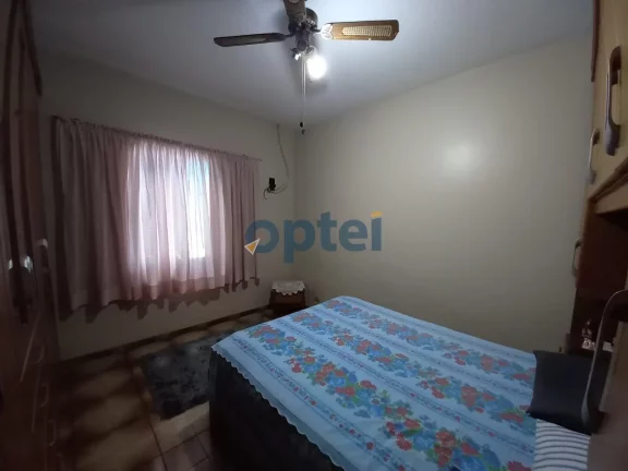 Imagem Casa Térrea com 178 m² de A.C. com 02 dormitórios, sala ampla, cozinha e 2 vagas de Garagens. Nos fundos 01 apartamento, e uma suíte na parte de cima