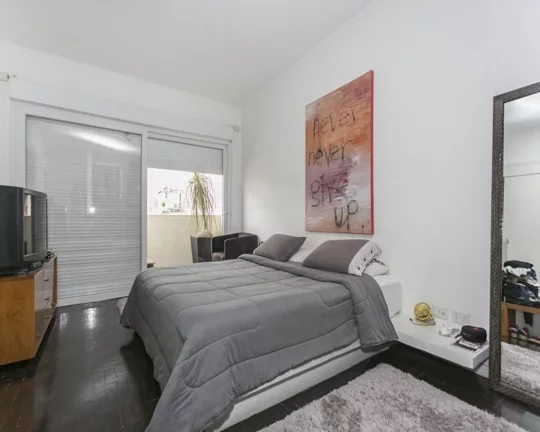 Imagem Apartamento amplo, living para 02 ambientes, piso de tacos, 03 dormitórios com armários, 02 banhei...