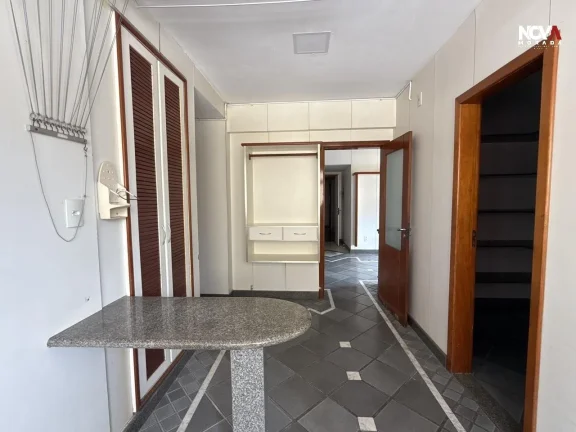 Imagem Apresentamos este amplo e sofisticado apartamento localizado na Praia da Costa, um dos endereços ma...