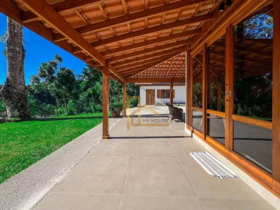 Imagem Casa Linear com 4 quartos e lazer privativo dentro de condomínio de Teresópolis
