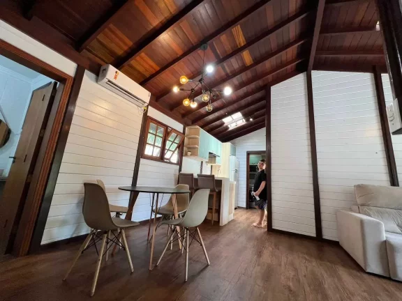 Imagem Casa com 3 dormitórios sendo 1 suíte e 1 vaga de garagem no Bairro Cabeçudas em Itajaí/SC