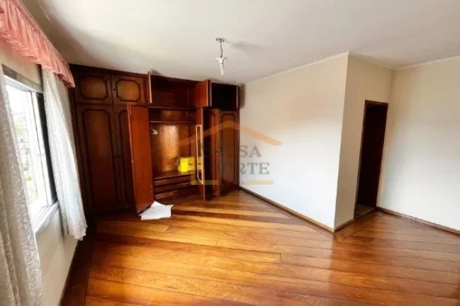Imagem Casa espaçosa com 200 m² de área construída, composta por 4 dormitórios, sendo 2 suítes, e 4 b...