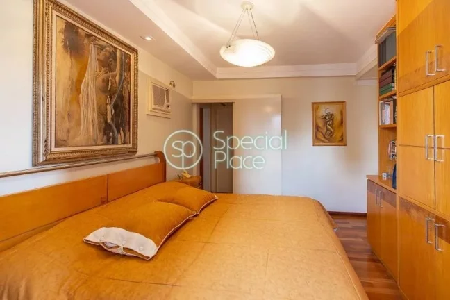 Imagem Cobertura duplex com lazer privativo, piso superior com ares de casa, possui um living amplo para tr...