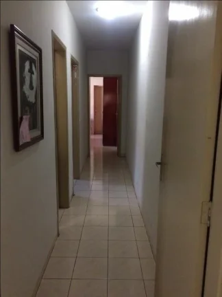 Imagem Casa com ar condicionado para sala e cozinha, cozinha com armários,2 dormitórios, sendo um com arm...