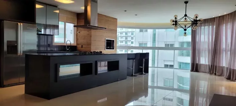Imagem Apartamento mobiliado em condomínio fechado com 3 dormitórios sendo 1 suíte e 2 vagas de garagem em Itajaí/SC