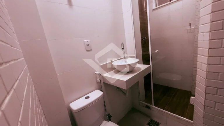 Imagem Apartamento de 4 Quartos Reformado no Posto 4 de Copacabana – Venda Direta!