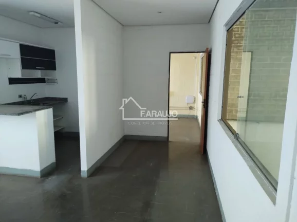Imagem Com um amplo espaço interno, barracão oferece inúmeras possibilidades de layout e adaptação, permitindo a personalização de acordo c/ as necessidades
