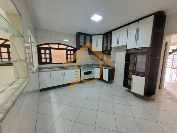 Imagem Residência de Luxo à Venda em Caieiras-SP: 4 Quartos, 1 Suíte, 2 Salas, 4 Banheiros, 2 Vagas de Garagem, 300m². Venha Conferir!