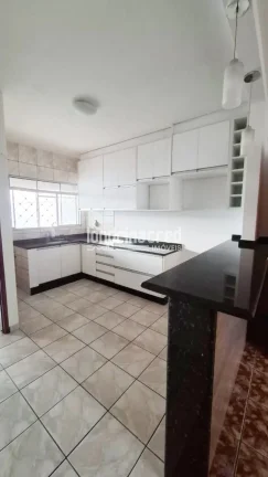 Imagem Excelente casa na Zona Norte de Londrina com 2 dormitórios, sala, cozinha, banheiro social, duas vagas de garagem e localização privilegiada