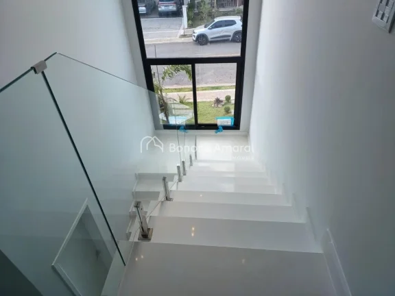 Imagem Esta linda residência combina elegância e conforto em um projeto com ambientes integrados e acabam...