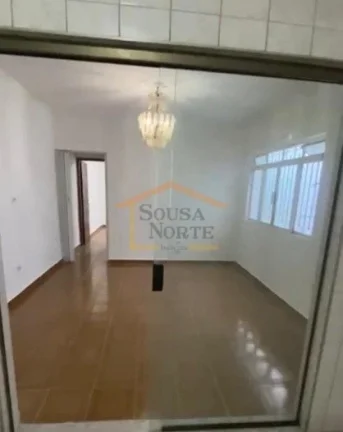 Imagem Casa térrea com 120m², abaixo do nível da rua, acesso lateral por escada, com cozinha, copa, sala...