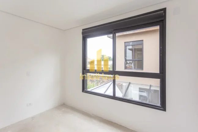 Imagem Excelente oportunidade para morar em um condomínio fechado no bairro Tingui, em Curitiba. Esta casa...