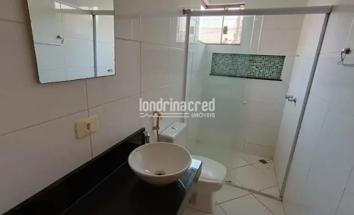 Imagem Excelente Sobrado no Jardim Itália, Cambé: 3 Quartos (1 Suíte Luxuosa), 3 Banheiros, Sacada, Churrasqueira e Piscina – Conforto e Lazer para Sua Família!