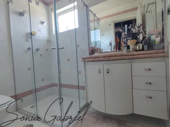Imagem Luxuosa casa em condomínio à venda em Condomínio Terras de Vinhedo, Vinhedo-SP: 4 quartos, 4 suítes, 3 salas, 6 banheiros, 4 vagas de garagem, 560m². Imagem Luxuosa casa em condomínio à venda em Condomínio Terras de Vinhedo, Vinhedo-SP: 4 quartos, 4 suítes, 3 salas, 6 banheiros, 4 vagas de garagem, 560m².