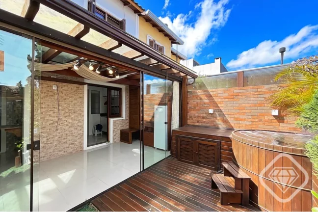Imagem Sobrado 3 dormitórios, suíte com sacada, lareira e espaço gourmet. Bairro Hípica, Zona Sul de Po...