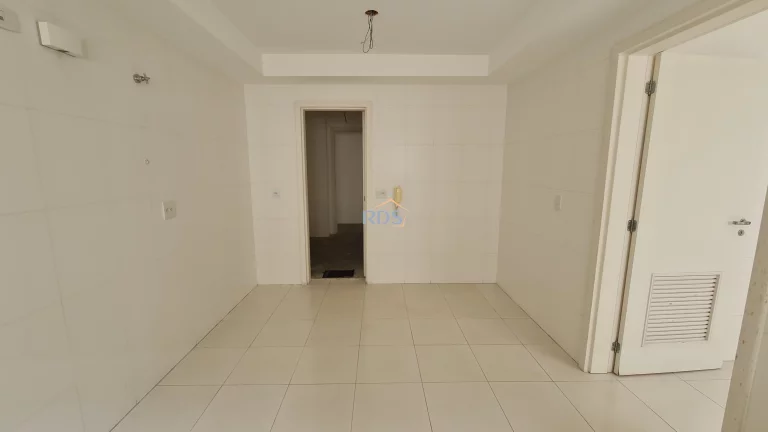 Imagem Vende apartamento cobertura no contrapiso de 510m², com 4 suítes, 5 vagas, depósito e piscina privativa