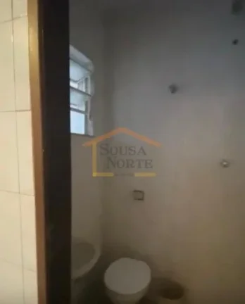 Imagem Casa térrea com 120m², abaixo do nível da rua, acesso lateral por escada, com cozinha, copa, sala...