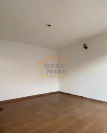 Imagem Casa térrea com 120m², abaixo do nível da rua, acesso lateral por escada, com cozinha, copa, sala...