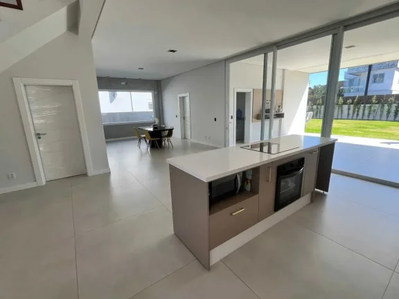 Imagem Casa com 4 suítes sendo 1 master e 4 vagas de garagem - Campeche em Florianópolis/SC