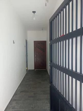 Imagem Casa, 3 dormitorios sendo 2 suites, sala e cozinha em espaço integrado, cozinha com movéis planejados, espaço gourmet com churrasqueira, 70 metros da praia. Orla da Praia com coclivia playground e monitoramento. Agende sua visita! WhatssApp (13) 99154-395