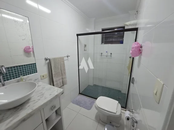 Imagem Oportunidade Única! Casa Sobreposta Baixa, Isolada, 3 Suítes e Localização Privilegiada!