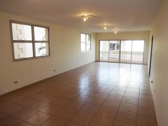 Apartamento amplo muito bem localizado no Centro com excelente estrutura, com 3 quartos, todos com a...