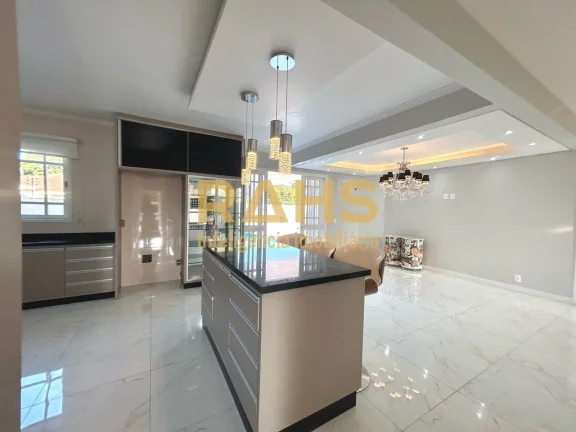 Imagem Excelente residência com 5 quartos, sendo 4 suítes, em condomínio fechado localizado no bairro Gl...