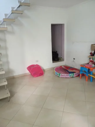 Imagem CASA TÉRREA, COM TRÊS DORMITÓRIOS SENDO UM COM SUITE MASTER E DUAS VAGAS COBERTA DE GARAGEM COBERTA.