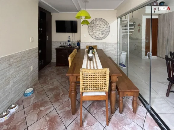 Imagem Se você procura uma residência que una o charme do estilo rústico com o conforto de uma infraestr...
