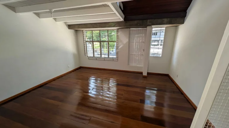 Imagem Casa com 5 dormitórios sendo 3 suítes e 4 vagas de garagem em Florianópolis/SC
