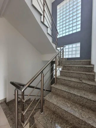 Imagem Sobrado Alto Padrao com 235m² 3 Dormitotorios com 5 Vagas de Gargens