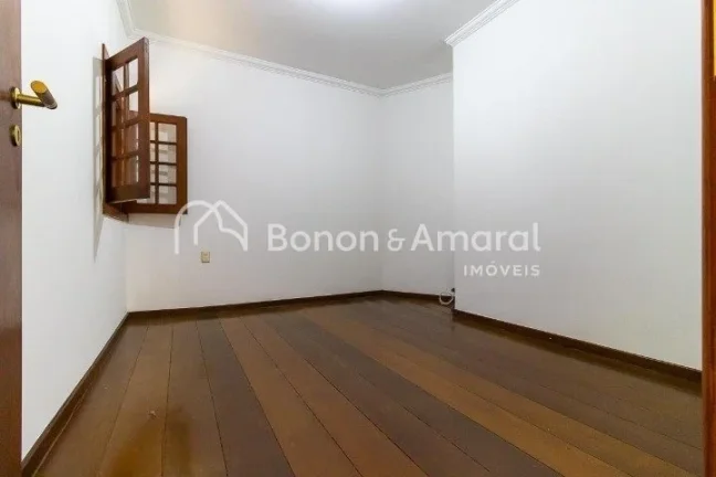 Imagem Ampla e confortável, esta excelente residência conta com 330m² de área construída, oferecendo e...