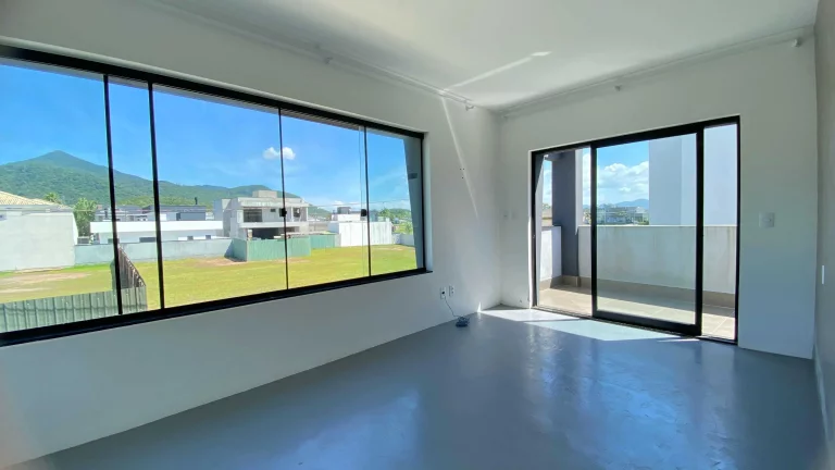 Imagem Casa mobiliada no Condomínio Caledônia com 4 dormitórios, sendo 1 suíte e 4 vagas de garagem em Camboriú