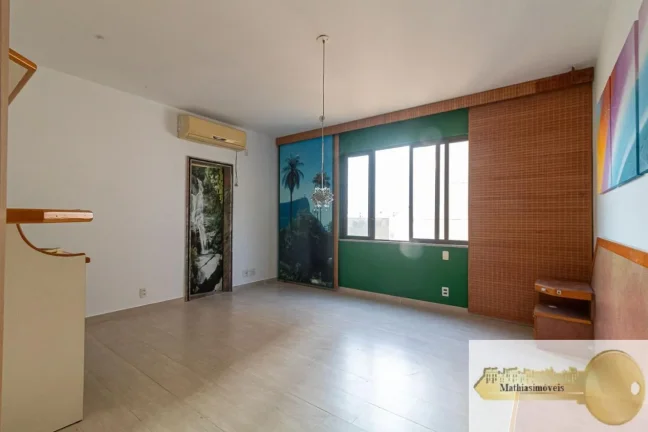 Imagem VENDA DIRETA - COBERTURA com 425m2 e vista panorâmica de 180º para a praia de Copacabana - Planta com 4 suítes, sendo 03 com closets - Aquecimento solar exclusivo e sistema de som embutido - CONDOMÍNIO R$ 5.860,00 - IPTU R$ 2.551,00