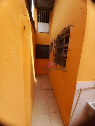 Imagem Otima casa no centro de São Gonçalo com varanda,Sala 02 quartos bamheiro,cozinha e area de serviço,vaga de garagem,proximo a todo comércio do centro d