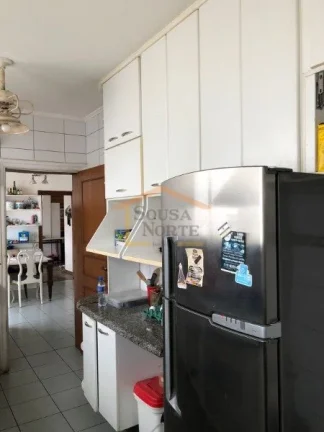 Imagem Apartamento com 5 dormitórios, sendo 3 suítes, 3 banheiros e 1 lavabo. Conta com armários na cozi...