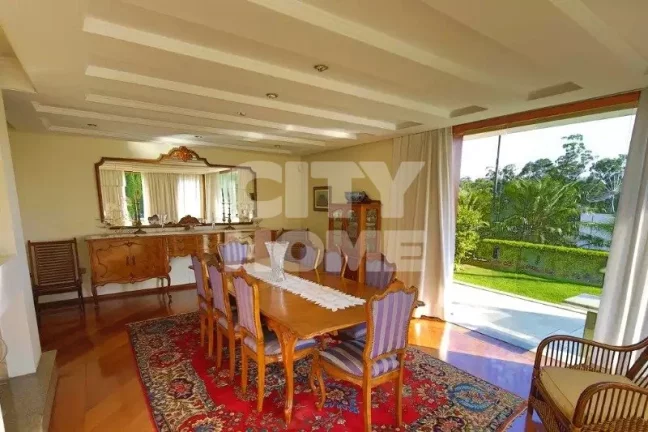 Imagem Casa em excelente localização no Jardim Guedala, direcionada para um lindo jardim com piscina em d...