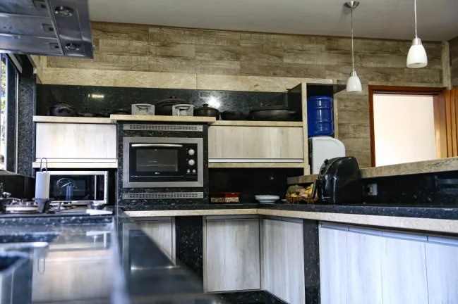 Imagem Permuta por Casa em Avaré/SP, Botucatu/SP ou Litoral/SP - Chacará em Terreno de 1.090 m² com 400 m² Construídos, Lazer Completo e Estrutura Impecável