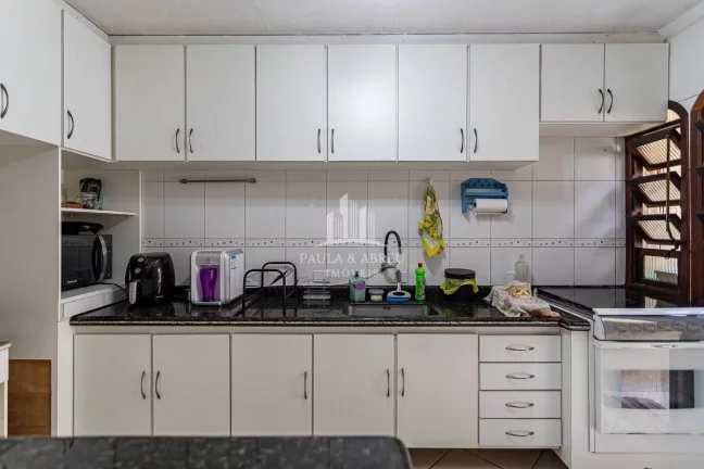 Imagem Excelente Assobradado de Esquina, 292m², 4 Quartos, 2 Suítes, 1 Vaga, Churrasqueira, Financia, está dividida em 2 casas, no Centro de Ribeirão Pires-SP