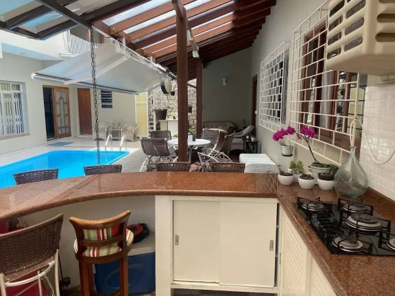 Imagem Venda, 176m2, Casa Principal Com 2 Suítes, Espaço Gourmet e Piscina, Sistema de Energia Solar, Trindade - Florianópolis/SC
