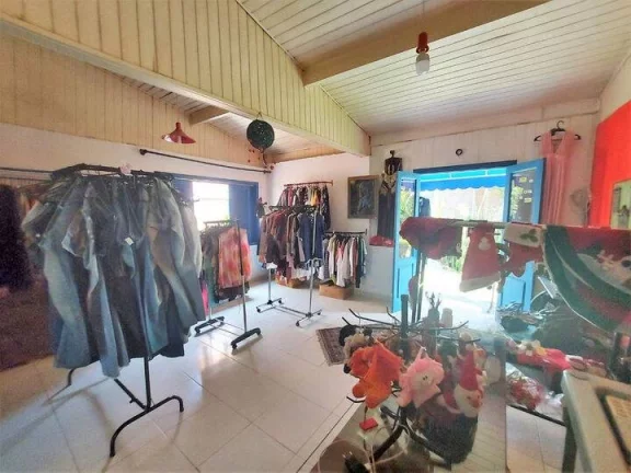Imagem Casa comercial na Granja Viana. Localizada em via de acesso ao Km 23