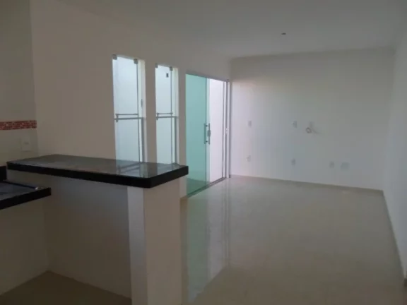 Imagem Casa Linear composta por: 2 quartos, sendo 01 suite, Sala de estar e jantar, Banheiro Social, Cozinha Americana, área de serviço, vaga de garagem; ár