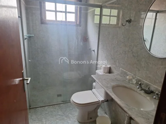 Imagem Belo sobrado em estilo colonial localizado em rua tranquila no Loteamento Caminhos de San Conrado. N...