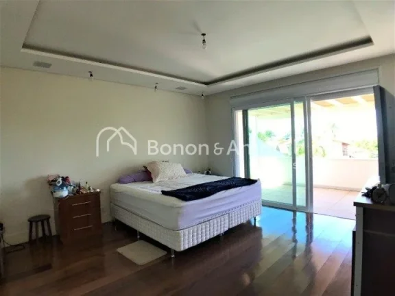 Imagem Linda e espaçosa casa de condomínio com área de 704 m². O imóvel possui living com pé direito ...