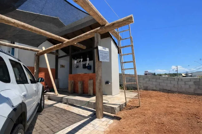 Imagem Casa com 2 dormitórios sendo 2 suítes e 1 vaga de garagem em Governador Celso Ramos/SC