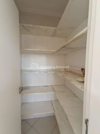 Imagem O imóvel conta com três dormitórios, sendo uma suíte, ampla sala para dois ambientes e garagem p...