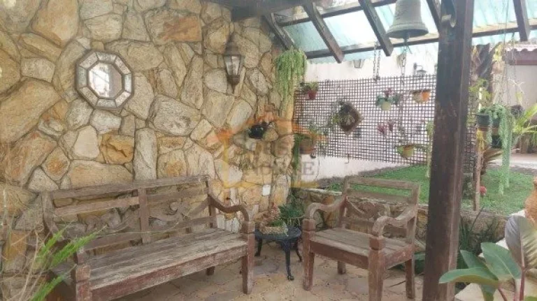 Imagem Maravilhosa casa em condomínio, 4 dormitórios, sendo 1 suíte, 4 salas sendo 2 com lareira, cozinh...