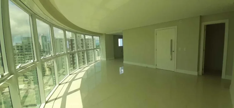 Imagem Apartamento com 4 dormitórios sendo 2 suítes e 3 vagas de garagem em Balneário Camboriú/SC